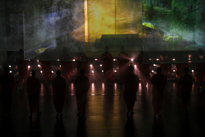 Penari tampil dalam pagelaran Genta Sriwijaya di Teater Besar Jakarta, Taman Ismail Marzuki, Jakarta.