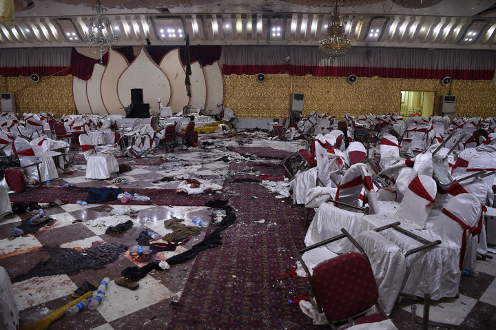 Suasana Wedding Hall di Kabul, Afghanistan, usai serangan bom yang berlangsung ketika para ulama berkumpul untuk memperingati Maulid Nabi Muhammad SAW. 