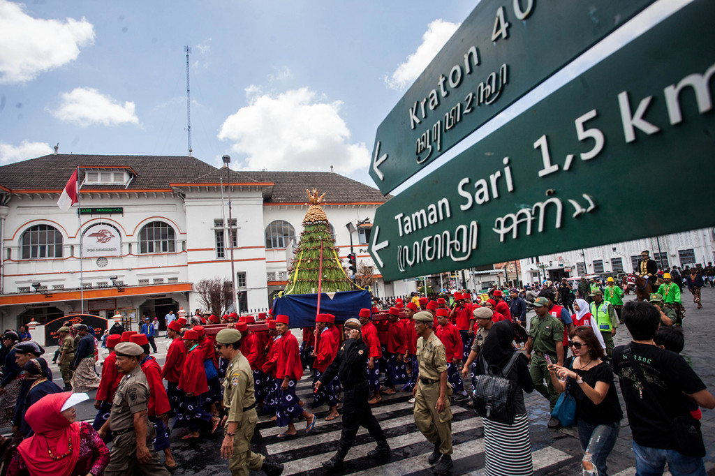 Tujuh gunungan yang dibawa ke halaman Masjid Gedhe Kauman dan kepatihan ini sebelumnya didoakan terlebih dahulu, kemudian diarak dari Keraton dengan dikawal oleh prajurit-prajurit Keraton yang beragam, salah satunya ada prajurit Gajah.