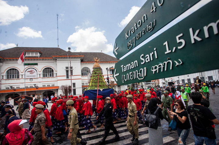 Tujuh gunungan yang dibawa ke halaman Masjid Gedhe Kauman dan kepatihan ini sebelumnya didoakan terlebih dahulu, kemudian diarak dari Keraton dengan dikawal oleh prajurit-prajurit Keraton yang beragam, salah satunya ada prajurit Gajah.