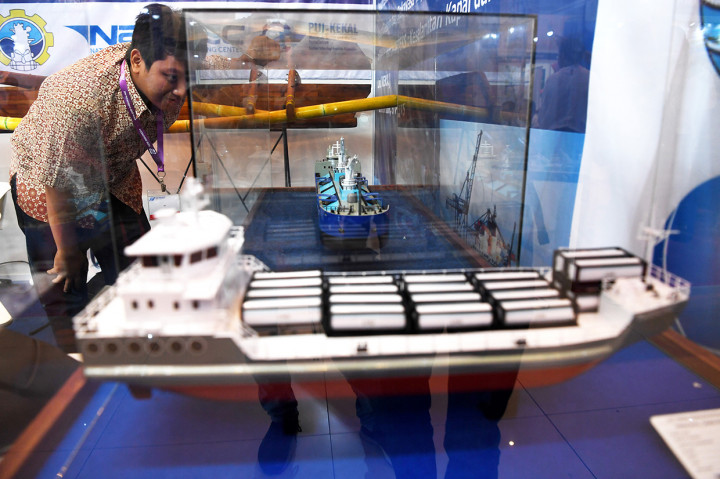 Pengunjung mengamati maket kapal saat digelar pada The 2nd Eastern Indonesia International Maritime & Offshore Exhibition 2018 di Surabaya, Jawa Timur.