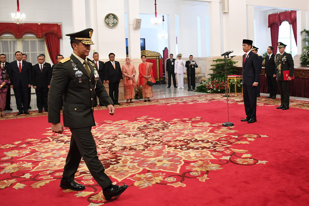 Presiden Jokowi melantik Letnan Jenderal TNI Andika Perkasa sebagai Kepala Staf TNI Angkatan Darat (KSAD). Andika yang sebelumnya menjabat sebagai Panglima Komando Strategis TNI Angkatan Darat itu menggantikan Jenderal TNI Mulyono.