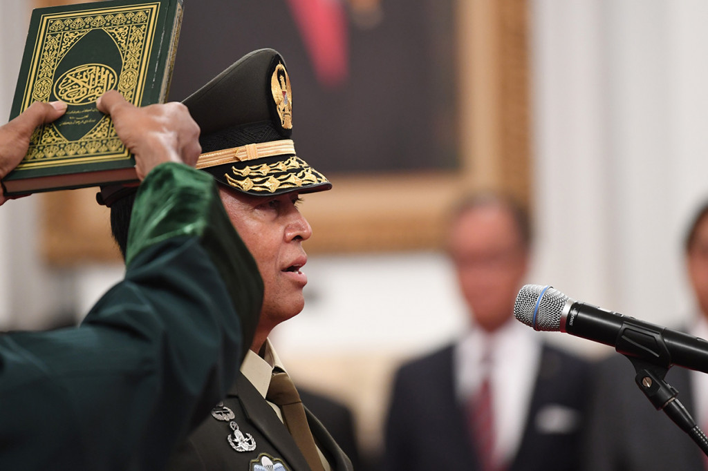 Pejabat baru Kepala Staf Angkatan Darat (KSAD) Letjen TNI Andika Perkasa melakukan prosesi pengucapan sumpah yang dipimpin oleh Presiden Joko Widodo di Istana Merdeka, Jakarta.