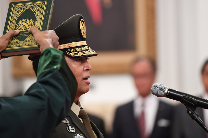 Pejabat baru Kepala Staf Angkatan Darat (KSAD) Letjen TNI Andika Perkasa melakukan prosesi pengucapan sumpah yang dipimpin oleh Presiden Joko Widodo di Istana Merdeka, Jakarta.