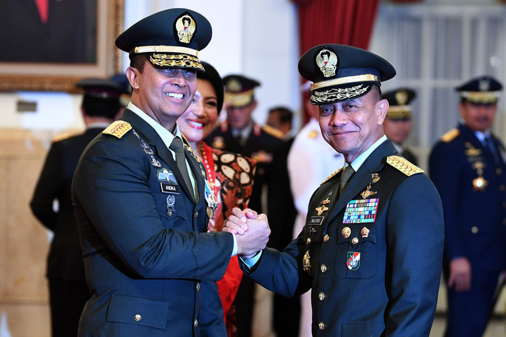 Kepala Staf Angkatan Darat (KSAD) yang baru Jenderal TNI Andika Perkasa (kiri) melakukan salam komando dengan pejabat lama Jenderal TNI Mulyono (kanan) seusai pelantikan oleh Presiden Joko WIdodo di Istana Merdeka, Jakarta.
