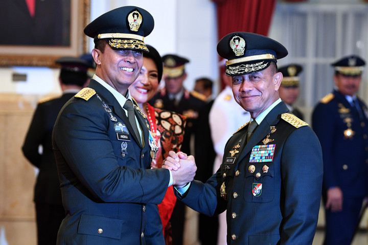 Kepala Staf Angkatan Darat (KSAD) yang baru Jenderal TNI Andika Perkasa (kiri) melakukan salam komando dengan pejabat lama Jenderal TNI Mulyono (kanan) seusai pelantikan oleh Presiden Joko WIdodo di Istana Merdeka, Jakarta.
