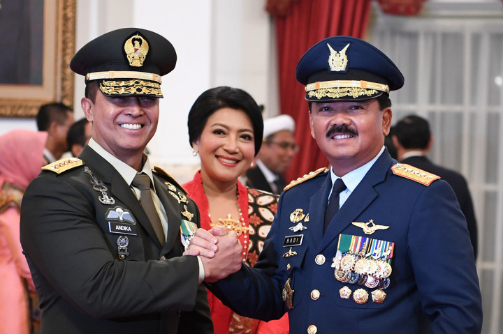 Panglima TNI Marsekal TNI Hadi Tjahjanto (kanan) melakukan salam komando dengan Kepala Staf Angkatan Darat (KSAD) yang baru Jenderal TNI Andika Perkasa (kiri) seusai pelantikan oleh Presiden Joko WIdodo di Istana Merdeka, Jakarta.
