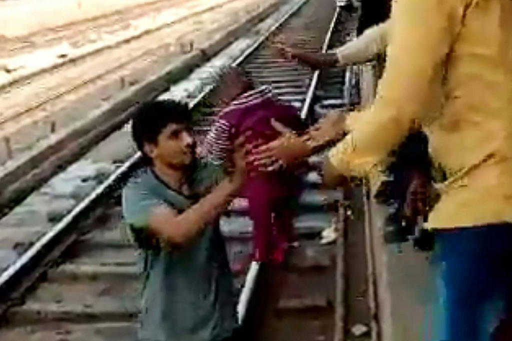 Bayi perempuan tersebut kemudian diserahkan kepada ibunya yang masih syok atas insiden yang baru saja terjadi. Ajaibnya sang bayi tidak terluka sedikitpun oleh kejadian mengerikan itu.