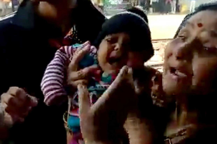 Media India melaporkan bahwa bayi tersebut terlepas dari gendongan dan jatuh ke celah antara gerbong dan peron saat ibunya turun dari kereta api.