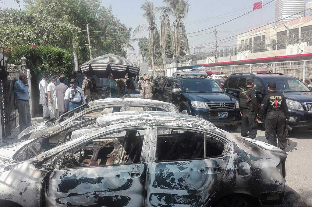 Sebelumnya, empat pria bersenjata berusaha memasuki Konsulat Tiongkok di Karachi, tetapi dicegat oleh penjaga di sebuah pos pemeriksaan.