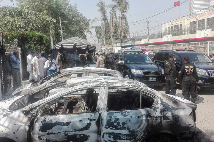 Sebelumnya, empat pria bersenjata berusaha memasuki Konsulat Tiongkok di Karachi, tetapi dicegat oleh penjaga di sebuah pos pemeriksaan.