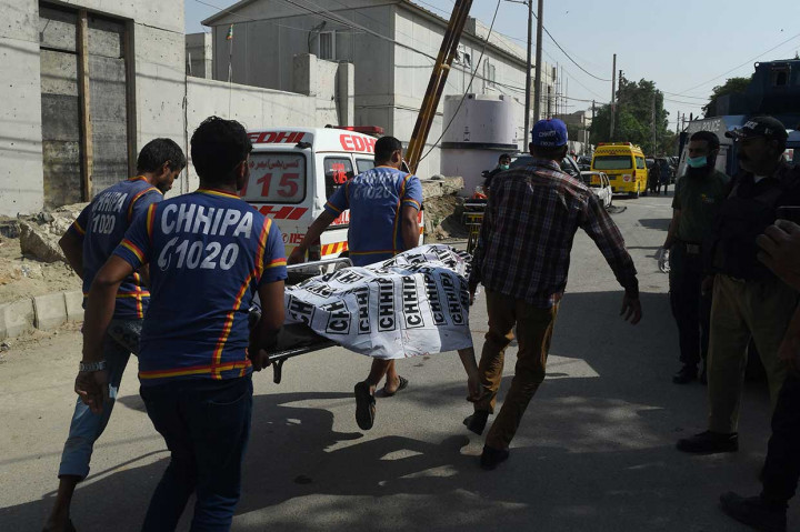 Tembak menembak mengakibatkan dua anggota polisi tewas, satu lainnya luka-luka, serta satu penyerang yang mengenakan rompi bom bunuh diri juga tewas.