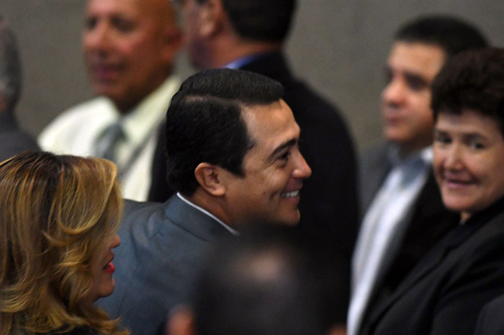 Sang adik presiden sebelumnya membantah tuduhan-tuduhan bahwa ia terkait dengan organisasi penyelundup narkoba, Cachiros. Seorang pemimpin komplotan Cachiros pada Maret 2017 memberikan kesaksian pada persidangan di New York bahwa Tony Hernandez telah menerima suap untuk membantu pencucian uang hasil penyelundupan narkoba.