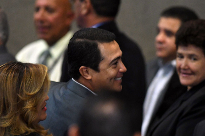 Sang adik presiden sebelumnya membantah tuduhan-tuduhan bahwa ia terkait dengan organisasi penyelundup narkoba, Cachiros. Seorang pemimpin komplotan Cachiros pada Maret 2017 memberikan kesaksian pada persidangan di New York bahwa Tony Hernandez telah menerima suap untuk membantu pencucian uang hasil penyelundupan narkoba.