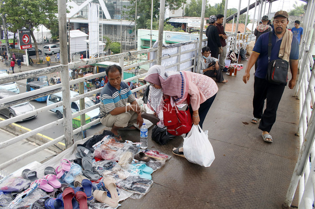 Perilaku para PKL tersebut mengganggu kenyamanan pejalan kaki yang menyeberang menggunakan JPO dan melanggar Perda tentang ketertiban umum.