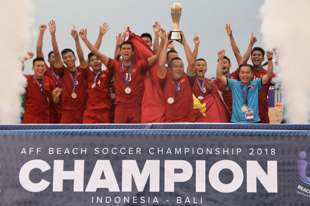 Tim sepak bola pantai Vietnam melakukan selebrasi usai menjadi juara AFF Beach Soccer Championship 2018 di Pantai Tanjung Benoa, Nusa Dua, Bali.