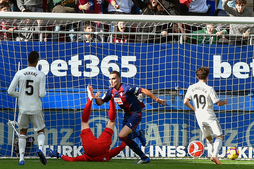 Eibar berhasil mencetak gol pada menit ke-16 melalui Gonzalo Escalante. Walaupun sempat dianulir wasit, setelah menengok video assistant referee (VAR), wasit akhirnya mengesahkan gol itu. Babak pertama berakhir dengan skor 1-0 untuk keunggulan Eibar. 