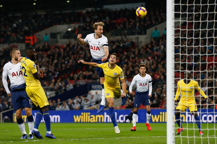 Kali ini giliran Harry Kane yang mencatatkan namanya di papan skor. Tendangan spekulasi Kane pada menit ke-16 ke sudut kanan bawah mengecoh Kepa. Afp Photo/Ian Kington