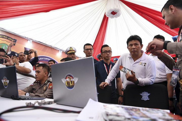Wakapolri Komjen Pol Ari Dono Sukmanto (kedua kanan) mendapatkan penjelasan dari petugas Ditlantas Polda Metro Jaya mengenai sistem tilang elektronik saat Grand Launching Electronic Traffic Law Enforcement (E-TLE) di kawasan Bundaran HI, Jakarta.
