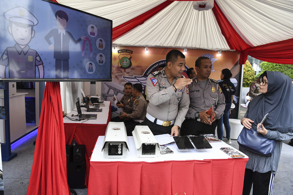 Direktorat lalu lintas Polda Metro Jaya meluncurkan sistem tilang elektronik (E-TLE), integrasi nomor kendaraan bermotor (IVRIS) dan layanan SMS Info 8893 untuk menekan angka pelanggaran lalu lintas. 