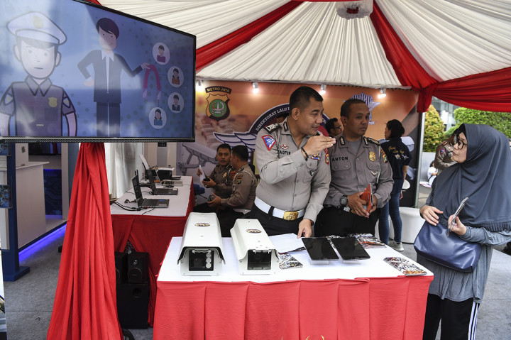 Direktorat lalu lintas Polda Metro Jaya meluncurkan sistem tilang elektronik (E-TLE), integrasi nomor kendaraan bermotor (IVRIS) dan layanan SMS Info 8893 untuk menekan angka pelanggaran lalu lintas. 