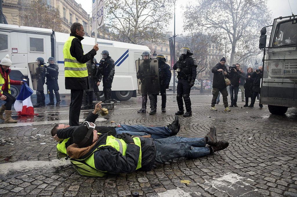Sekitar 8.000 pengunjuk rasa berkumpul di Champs Elysees, spot kota yang terkenal bagi turis. Sementara polisi berusaha mencegah mereka mencapai Istana Elysee presiden. Afp Photo/Lucas Barioulet