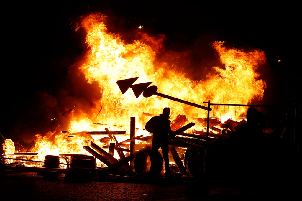 Sebuah trailer dibakar dan meledak di Champs Elysees. Dan seorang pria mencoba menyerang pemadam kebakaran yang dikuasai beberapa demonstran itu sendiri. Afp Photo/Francois Gulillot