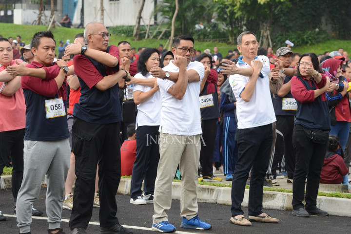 Ketua Harian Artha Graha Peduli (AGP) Heka Hertanto (kedua dari kiri) bersama dengan Gubenur Jawa Barat Ridwan Kamil (tengah) dan Ketua Muslim Tionghoa Indonesia Yusuf Hamka (kedua dari kanan) melakukan pemanasan sebelum mengkuti acaran Hari Bakti & Pelayanan Masyarakat AGP ditandai dengan kegiatan Fun Walk dan Fun Run di Kawasan SCBD, Jakarta.