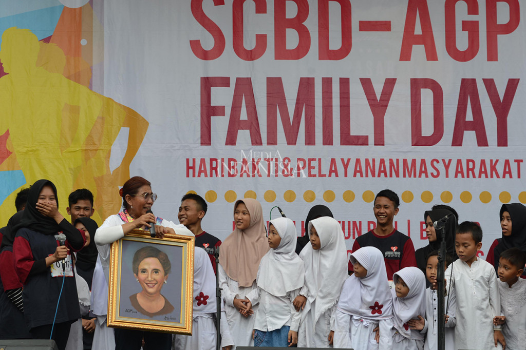Menteri Kelautan dan Perikanan Susi Pudjiastuti bersama anak yatim dan anak-anak yang menapat beasiswa dari Artha Graha peduli (AGP) memberikan sambutan untuk mengkapanyekan tidak mengunakan kantong plastik sekali pakai disela-sela acaran Hari Bakti & Pelayanan Masyarakat AGP yang juga ditandai dengan kegiatan Fun Walk dan Fun Run di Kawasan SCBD, Jakarta.