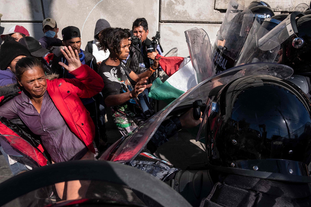 Insiden ini terjadi saat ketegangan di perbatasan AS dan Meksiko meningkat beberapa hari terakhir. Ribuan imigran asal negara-negara Amerika Tengah yang tiba dengan karavan, berkemah di sebuah stadion di wilayah Tijuana, sembari menunggu permohonan suaka mereka diproses AS. Afp Photo/Guileermo Arias