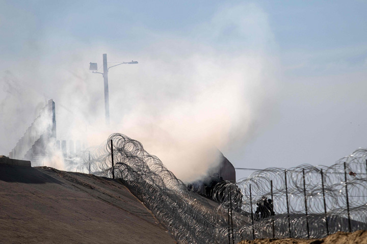 Perlindungan Perbatasan dan Bea Cukai AS menyebut para imigran melemparkan sejumlah proyektil kepada mereka. Sebagai respons, para petugas penjaga perbatasan AS itu menembakkan sejumlah besar gas air mata. Afp Photo/Guileermo Arias