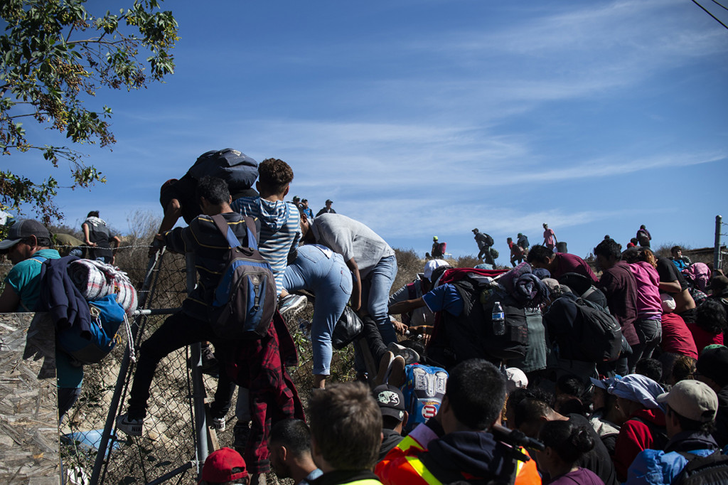 Dalam pernyataan terpisah, pemerintah Meksiko menyatakan akan mendeportasi 500 imigran yang berupaya menerobos pagar perbatasan dengan kekerasan dan secara ilegal. Afp Photo/Pedro Pardo