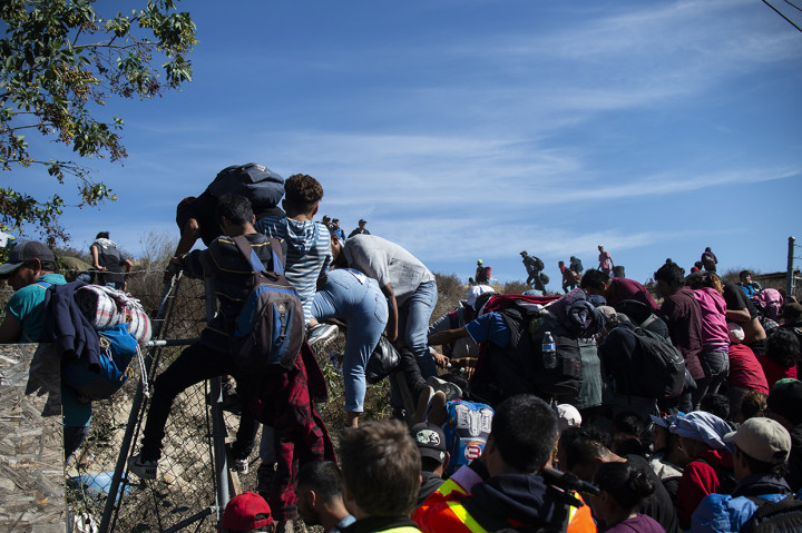 Dalam pernyataan terpisah, pemerintah Meksiko menyatakan akan mendeportasi 500 imigran yang berupaya menerobos pagar perbatasan dengan kekerasan dan secara ilegal. Afp Photo/Pedro Pardo