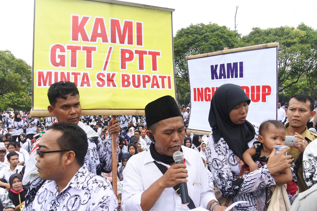 Sejumlah guru tidak tetap (GTT) menggelar aksi demo di depan Kantor Pemkab Jember, Jawa Timur.