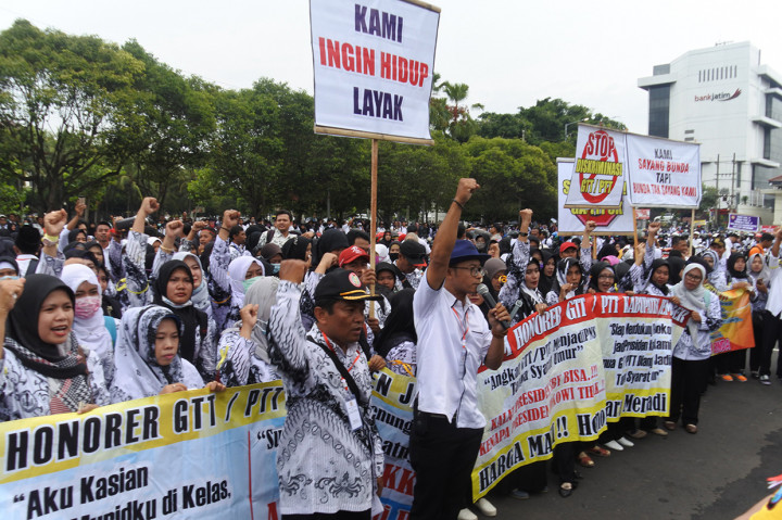 Berkumpul sejak pukul 07.00 WIB, ribuan guru tersebut memulai aksi dengan longmarch dari Gedung DPRD Jember Jalan Bengawan Solo, Kecamatan Sumbersari, menuju Pendopo Bupati Jember di Jalan Sudarman, Kecamatan Patrang.