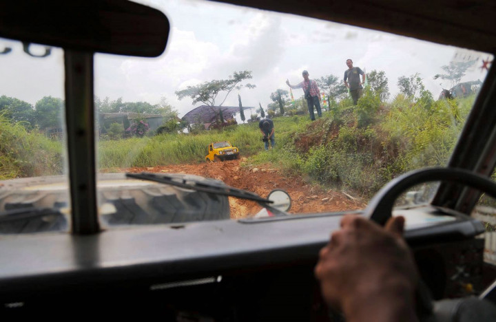 Sebelumnya puluhan peserta yang mewakili 20-an komunitas otomotif diberi pelatihan singkat tentang cara mengemudi di jalur offroad yang aman. 