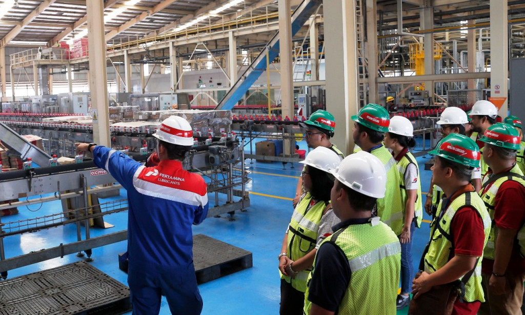 Sebelumnya peserta diajak melihat fasilitas produksi oli Fastron Pertamina di Koja, Jakarta. 