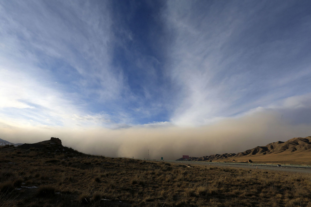 Badai pasir bergerak menuju Zhangye, Provinisi Gansu, barat laut Tiongkok, Minggu, 25 November 2018 waktu setempat.
