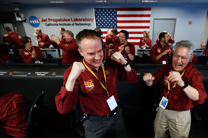 Suasana gembira mewarnai ruang mision control Jet Propulsion Laboratory (JPL) NASA  di Pasadena, California, sesaat setelah pesawat tanpa awak InSigt berhasil mendarat di planet Mars, Senin, 26 November waktu setempat.