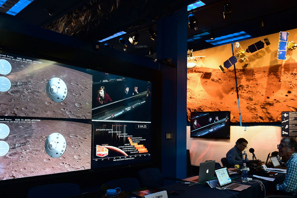 Warga menonton pendaratan pesawat antariksa NASA InSight di planet Mars di layar televisi di Jet Propulsion Laboratory (JPL) NASA di Pasadena, California.