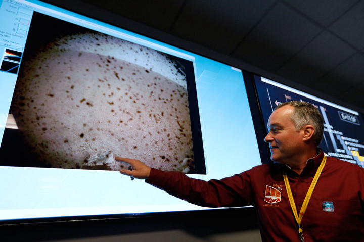 Insinyur NASA dan manajer proyek InSight Tom Hoffmamnon menunjukkan gambar pertama yang dikirimkan InSight sesaat setelah mendarat di Mars.