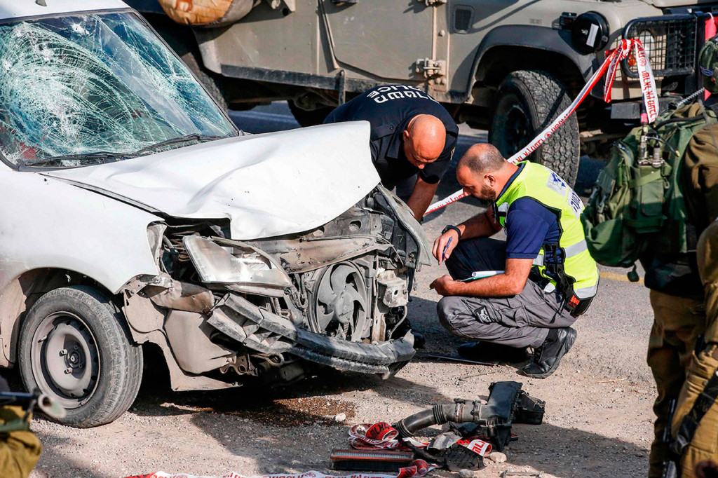 Polisi Israel melakukan penyelidikan terhadap mobil yang dipakai seorang pria Palestina untuk menabrak tentara Israel di barat laut Hebron, Tepi Barat, Senin, 26 November 2018 waktu setempat.