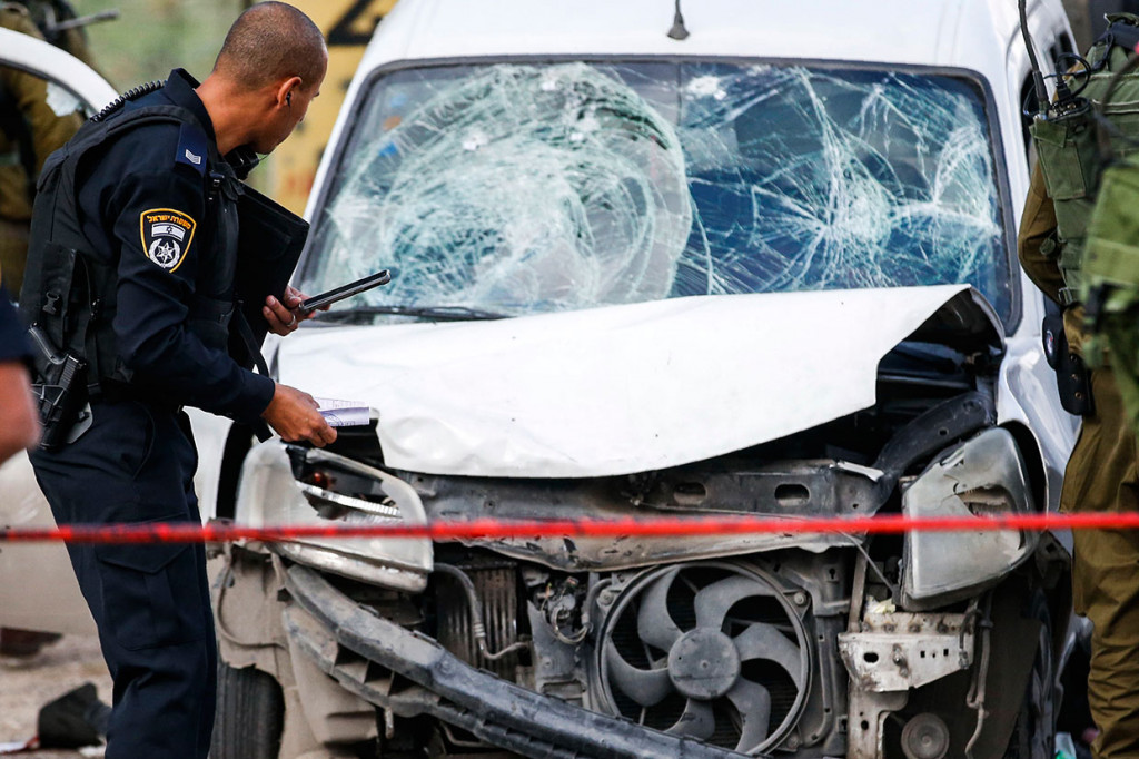 Tentara Israel menembak mati pria Palestina tersebut setelah menabrakkan kendaraan yang dia kemudikan ke tiga tentara Israel yang tengah melakukan pekerjaan rekayasa pada rute antara Beit Ummar dan Al Arroub, barat laut Hebron.