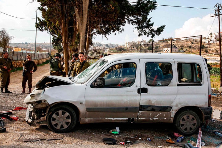 Pria Palestina yang tidak disebutkan namanya dinyatakan meninggal oleh petugas medis di lokasi kejadian, sementara para tentara terluka ringan dan dievakuasi dalam kondisi stabil.