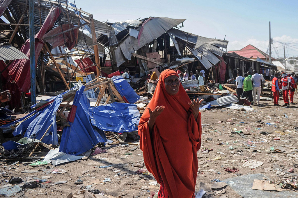 Ledakan itu terjadi setelah pasukan keamanan menghentikan kendaraan yang mencurigakan di pasar di selatan kota Mogadishu. Saat sang sopir diinterogias, tiba-tiba mobil tersebut meledak.