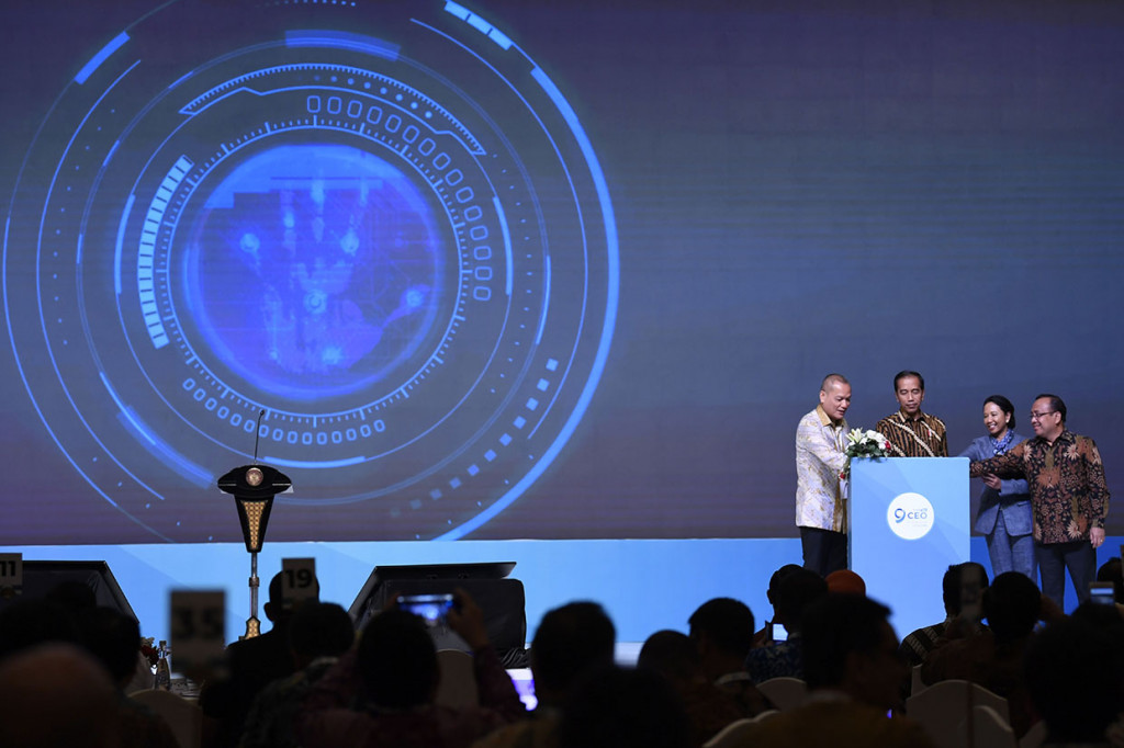 Presiden Joko Widodo (kedua kiri) bersama Menteri BUMN Rini Soemarno (kedua kanan), Mensesneg Pratikno (kanan) dan CEO Group Kompas Gramedia Lilik Oetama (kiri) membuka Kompas100 CEO Forum Tahun 2018 di Jakarta.