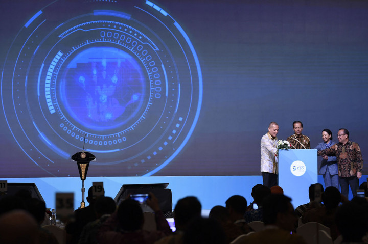 Presiden Joko Widodo (kedua kiri) bersama Menteri BUMN Rini Soemarno (kedua kanan), Mensesneg Pratikno (kanan) dan CEO Group Kompas Gramedia Lilik Oetama (kiri) membuka Kompas100 CEO Forum Tahun 2018 di Jakarta.
