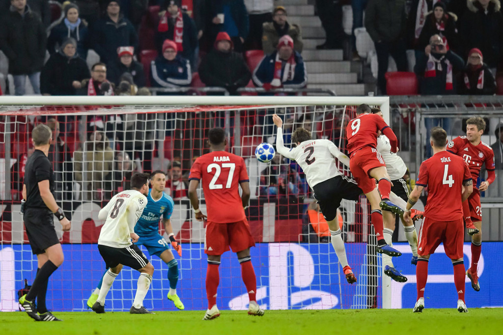 Pada menit ke-36 Robert Lewandowski mengemas gol ke-50nya di Liga Champions melalui sundulan kepala untuk membawa Muenchen unggul 3-0.