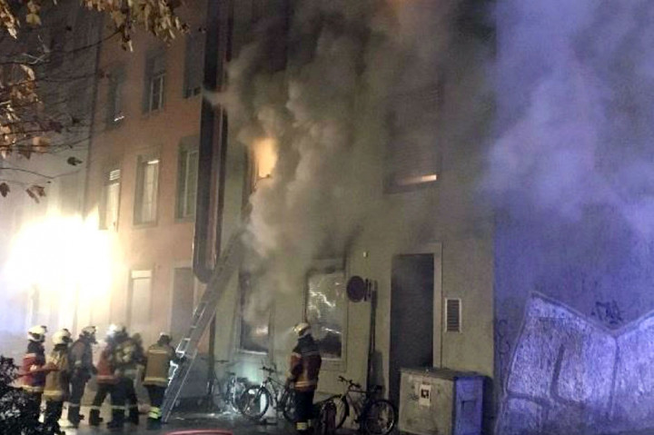 Petugas pemadam kebakaran berusaha memadamkan api yang membakar sebuah apartemen di Kota Soloturn, Swiss, Senin, 26 November 2018 waktu setempat.