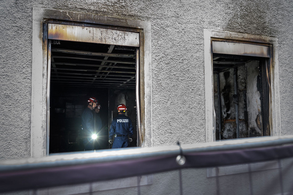 Saat kebakaran terjadi, ada lebih dari 20 orang di dalam gedung tersebut. Kebanyakan dari mereka berhasil dievakuasi oleh petugas pemadam kebakaran, tetapi enam orang, termasuk anak-anak terlambat mendapat bantuan dan tewas di lokasi kejadian.